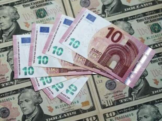 Курс валют на 25 декабря: доллар и евро резко снизились на ММВБ