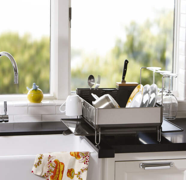 Удобный дизайн сушилки позволяет воде с посуды стекать сразу в раковину.