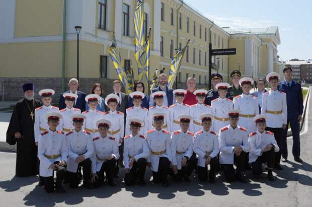 Молодые ели высадили у Иркутского суворовского училища