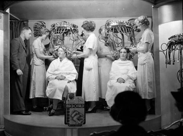 1936 год: аппарат для перманентной завивки Macdonald Steam косметология, красота, старые фото