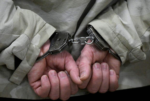 Требовавший деньги с жены участника СВО таксист попытался сбежать из полиции