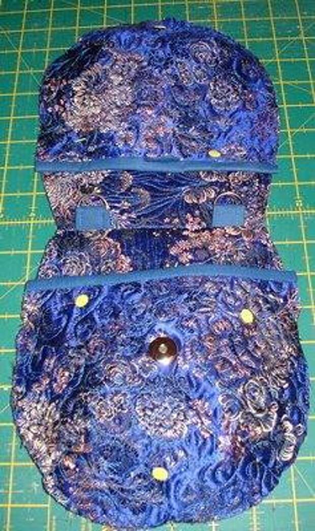 прикалываем карманы сумки к деталям спинок совмещая срезы