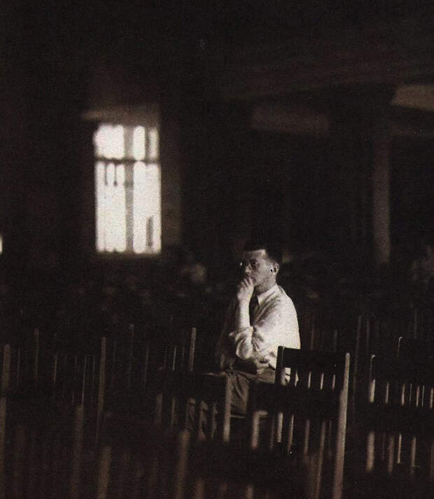 Дмитрий Шостакович в блокадном Ленинграде, 1942 год. Дмитрий Шостакович в блокадном Ленинграде, 1942 год.