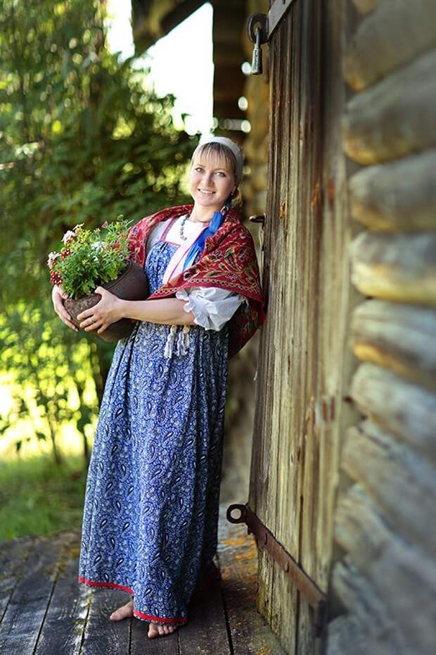 Деревенская женщина дома. Русские красавицы в сарафанах. Девушка в русском сарафане. Сельские девушки.