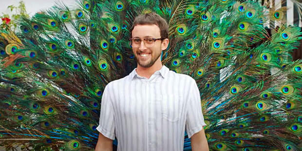 Кто этот парень с павлиньим хвостом? - насущный вопрос в Сети