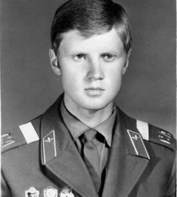 Знаменитости во время службы в армии (26 фото) Знаменитости во время службы в армии (26 фото)