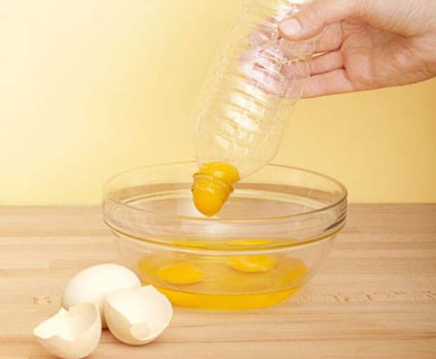 С помощью пластиковой бутылки вы легко отделите желток от белка