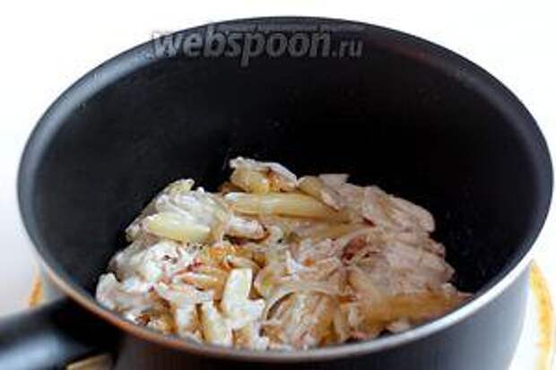 Картошка со сметаной и чесноком готова. Подавайте на стол с соленьями или свежими салатами.