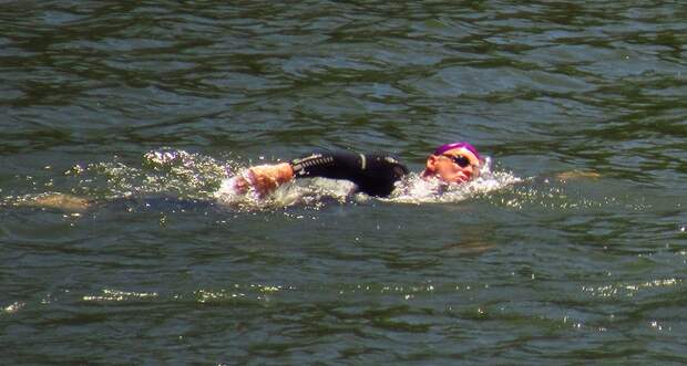 Andreas Fath swimming in the Tennessee River