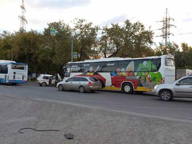 В сети появилось видео смертельной аварии с пассажирским автобусом