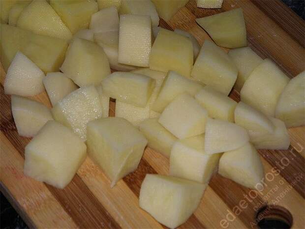 Картофель нарезать кубиками или соломкой. пошаговое фото этапа приготовления борща