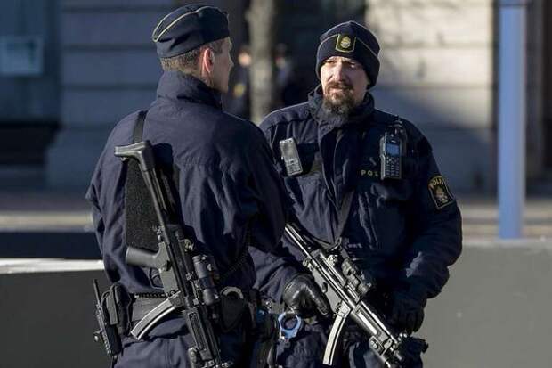 Десять шведских полицейских бежали из центра приема мигрантов от толпы беженцев