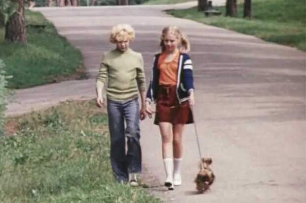 майя сырожкин собачка гуляют в парке