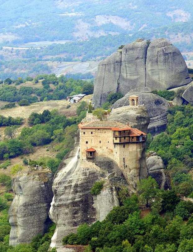 Монастырь Святого Николая Анапавсаса основан в XIV веке (Метеоры, Греция).