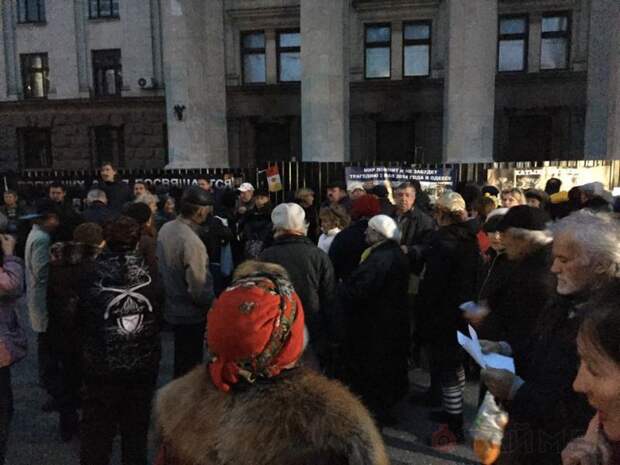 Автомайдановцы напали на одесситов, собравшихся, чтобы почтить память погибших в Доме профсоюзов