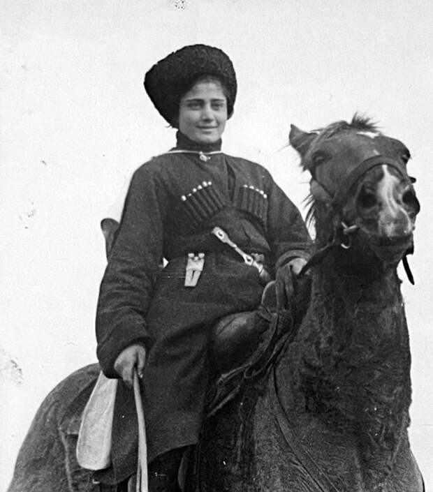 Празднование 15-летия автономии Кабардино-Балкарской АССР, девушка-черкешенка, участница конного пробега.