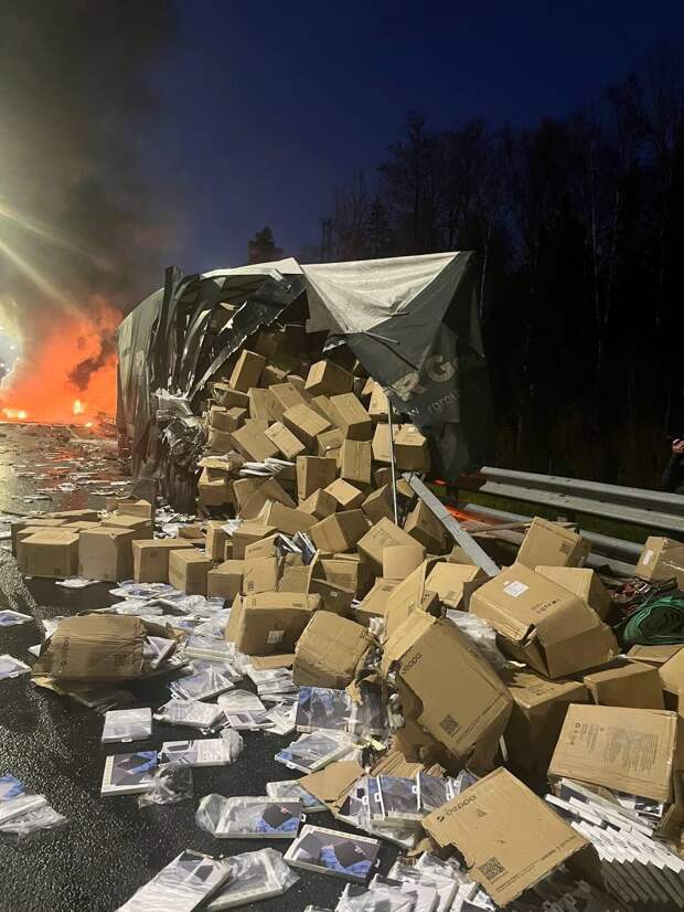 На трассе М-11 в Тверской области два грузовика загорелись после столкновения