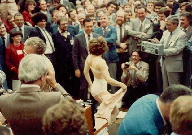 Стриптизерша в зале фондовой биржи Торонто. Канада, 1970-е годы. история, ретро, фото