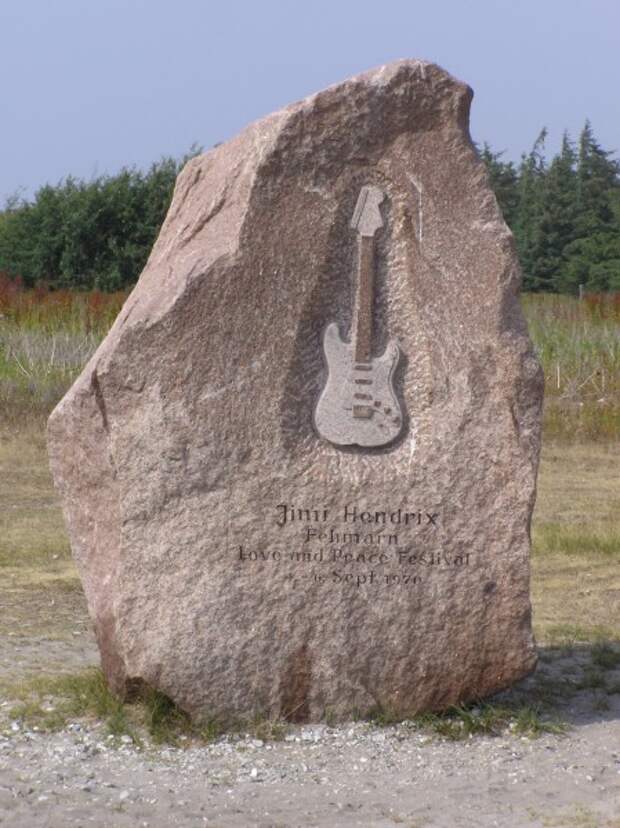 Jimi_Hendrix_memorial_P7230128