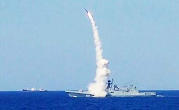 На фото: Средиземное море.Во время пуска крылатых ракет "Калибр" с фрегатов "Адмирал Эссен", "Адмирал Григорович" и подводная лодка "Краснодар" ВМФ России. Архивное фото