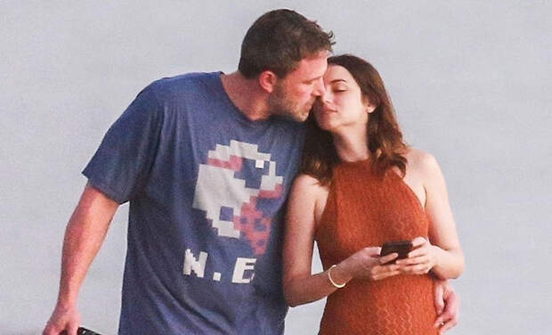 Закаты, рассветы: Бен Аффлек и Ана де Армас на пляжной прогулке в Коста-Рике