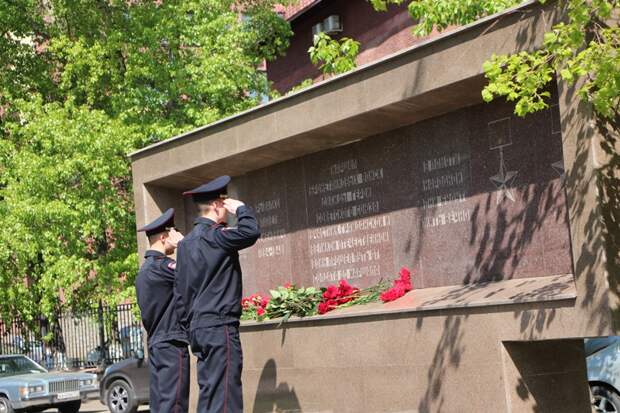 Сотрудники полиции УВД СЗАО почтили память маршала бронетанковых войск Павла Семеновича Рыбалко. Фото: Пресс-служба УВД по СЗАО