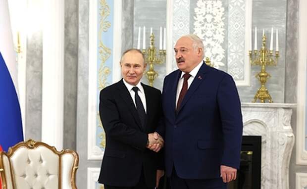 Лукашенко дозвонился до Путина в день России