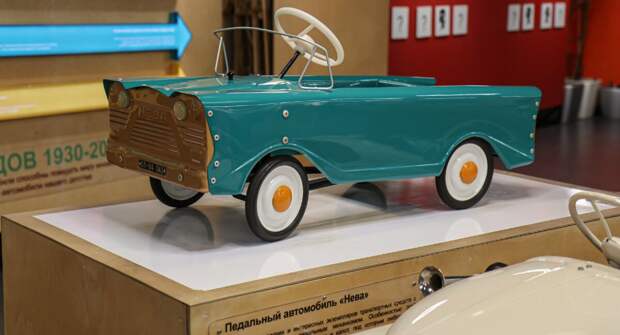 Педальный автомобиль «Нева» из СССР с макетом мотора под капотом и работающими фарами