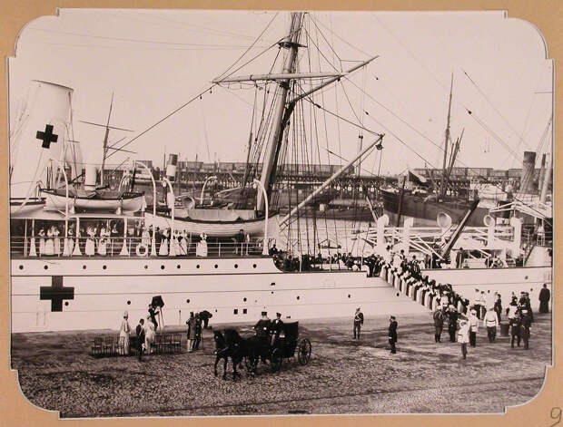 09. Принцесса Евгения Максимилиановна Ольденбургская (в группе слева) и сопровождающие её лица, провожают в путь плавучий госпиталь, разместившийся на пароходе «Царица». Одесса. 1904-1905 09. Принцесса Евгения Максимилиановна Ольденбургская (в группе слева) и сопровождающие её лица, провожают в путь плавучий госпиталь, разместившийся на пароходе «Царица». Одесса. 1904-1905