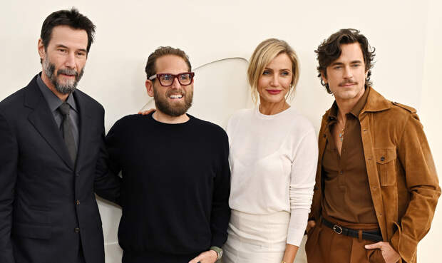 Актриса Кэмерон Диас в топе и юбке с бахромой появилась на пресс-конференции