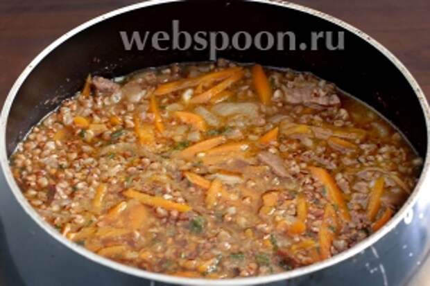 Когда воды останется мало, крышку можно закрыть и дать плову дойти на минимальном огне в течение 30 минут. 