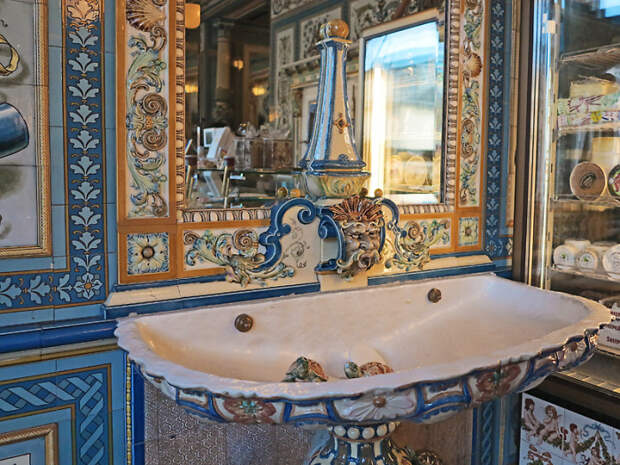 Даже раковину украшает изысканная роспись (Pfunds Molkerei, Дрезден). | Фото: travelsignposts.com. Даже раковину украшает изысканная роспись (Pfunds Molkerei, Дрезден). | Фото: travelsignposts.com.