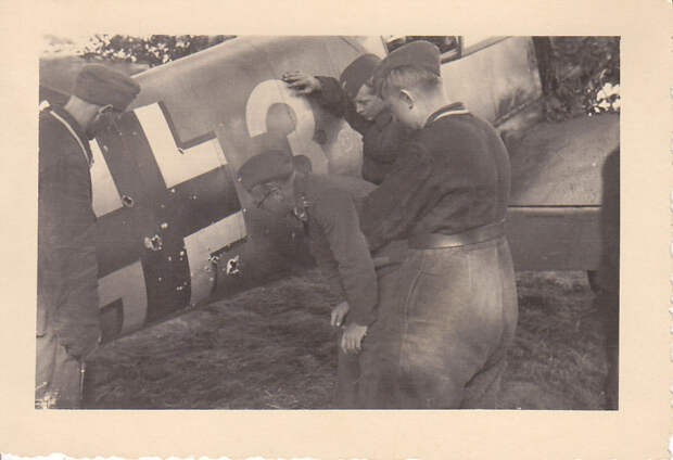 8. Немецкие авиатехники разглядывают пробоины в борту истребителя Bf-109 Вторая, война, мирова, фото