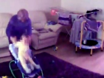 В Красноярске за снятое на видео жестокое избиение младенца судят пожилую няню