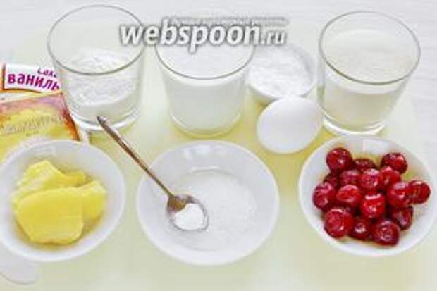 Приготовим все нужные продукты: манная крупа, кефир, мука, яйца, сахар, ванильный сахар, топлёное сливочное масло, разрыхлитель, соль, замороженная вишня, кукурузный крахмал, вода. Щепотку соли всегда добавляю в выпечку, она оттеняет и усиливает вкус выпечки.