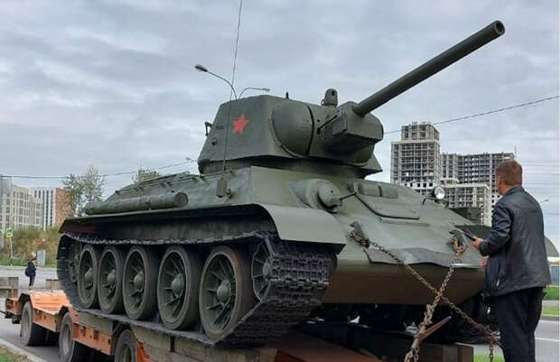 Возле танка на улице Недорубова выпустили голубей мира