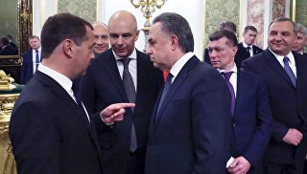 Председатель правительства Дмитрий Медведев с членами правительства перед началом встречи с президентом Владимиром Путиным в БКД.