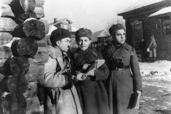 18 ноября 1941 года. Командир 316-й стрелковой дивизии генерал-майор Иван Васильевич Панфилов (слева) с командирами своего штаба. Снимок сделан в день гибели комдива. / ТАСС 18 ноября 1941 года. Командир 316-й стрелковой дивизии генерал-майор Иван Васильевич Панфилов (слева) с командирами своего штаба. Снимок сделан в день гибели комдива. / ТАСС