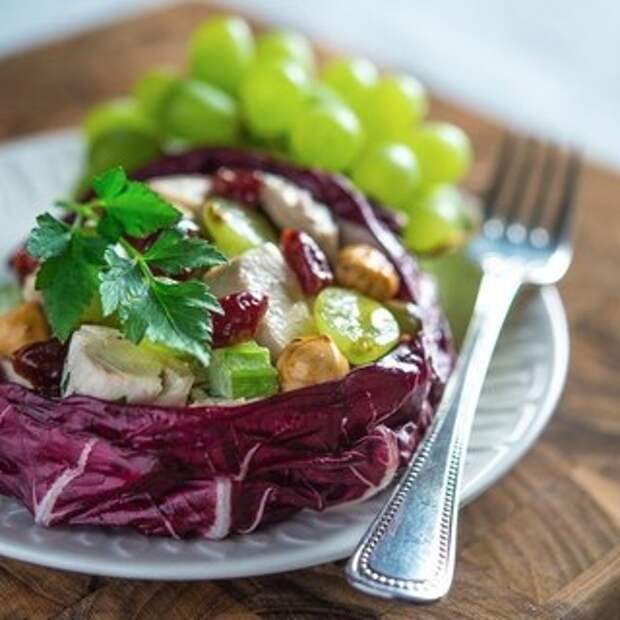 Салат с виноградом. Салат с виноградом и курицей. Салаты на праздничный стол с виноградом. Куриный салат с виноградом.