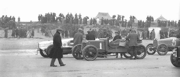 Подборка фотографий автогонок прошлого века (154 фото)