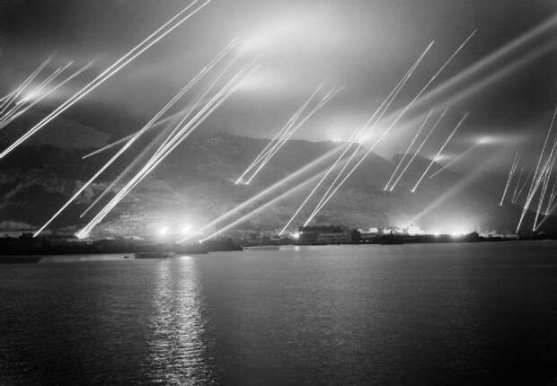 1. Прожектора над Гибралтаром во время учебной тревоги. 20 ноября 1942-го года Вторая, война, мирова, фото