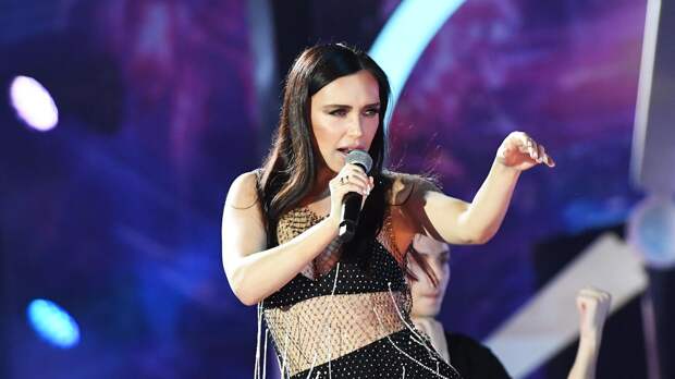 Певица Серябкина опубликовала фото в бельевой комбинации с декольте на балконе