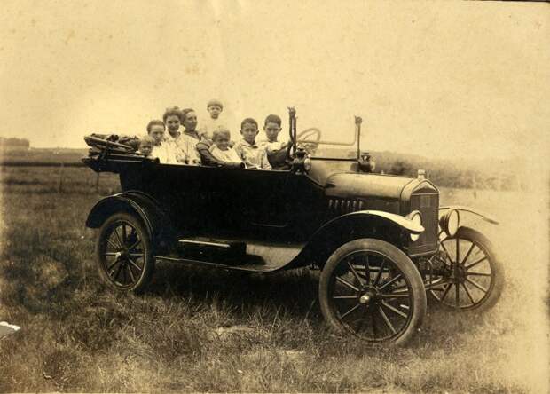 Семья в Ford Model T винтажные фото, история, олдтаймер, ретро, ретро авто, ретро фото, старина, фото
