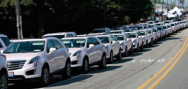Сотни розовых Кадиллаков проводили в последний путь певицу Арету Франклин Aretha Franklin, cadillac, авто, автомобили, звезды, знаменитость, певица, похороны