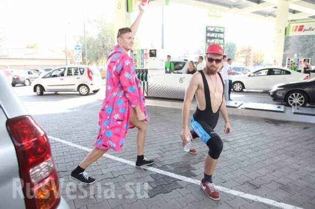 Киевские мужчины позировали в бикини ради бесплатного бензина (ФОТОФАКТ) | Русская весна