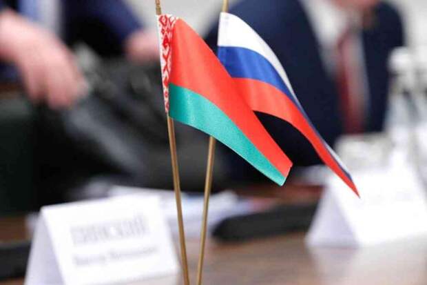 Глава Минобороны Беларуси Хренин: Запад готовится к войне