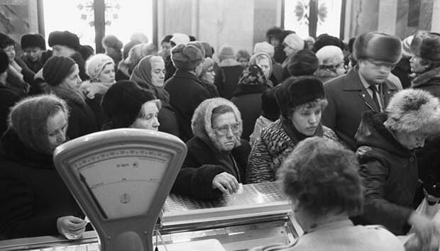 Маленькие бумажки в руках советских людей носили на себе очень важную для них информацию, а именно : сколько продуктов им положено/Фото:novate.ru Маленькие бумажки в руках советских людей носили на себе очень важную для них информацию, а именно : сколько продуктов им положено/Фото:novate.ru