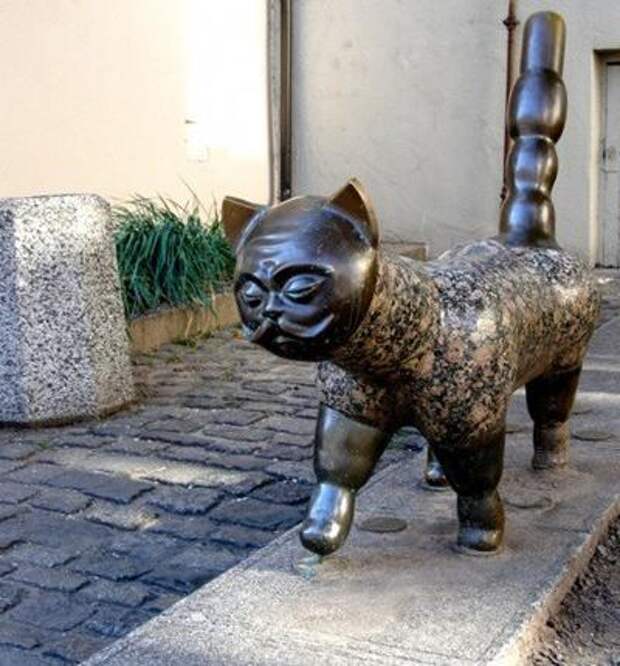 Памятник шагающему коту - покровитель желающих забеременеть девушек, Клайпеда, Латвия.
