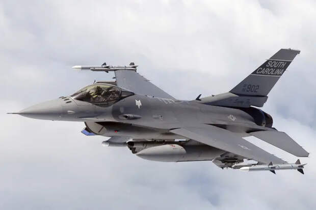 Британское издание назвало основные угрозы для истребителей F-16 в случае их появления в зоне украинского конфликта