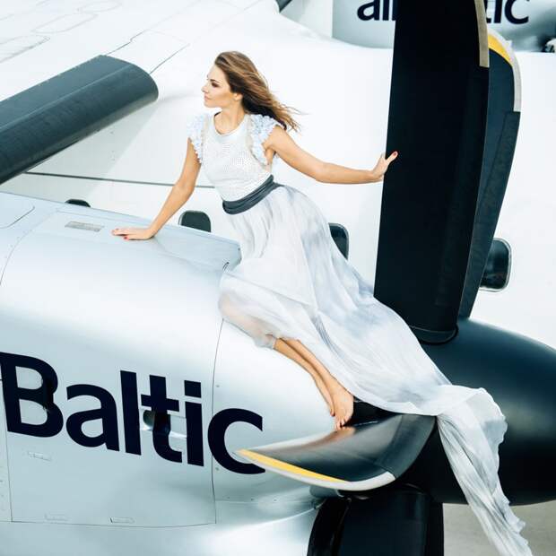 Латвийские стюардессы снялись для календаря авиакомпании девушки, стюардессы